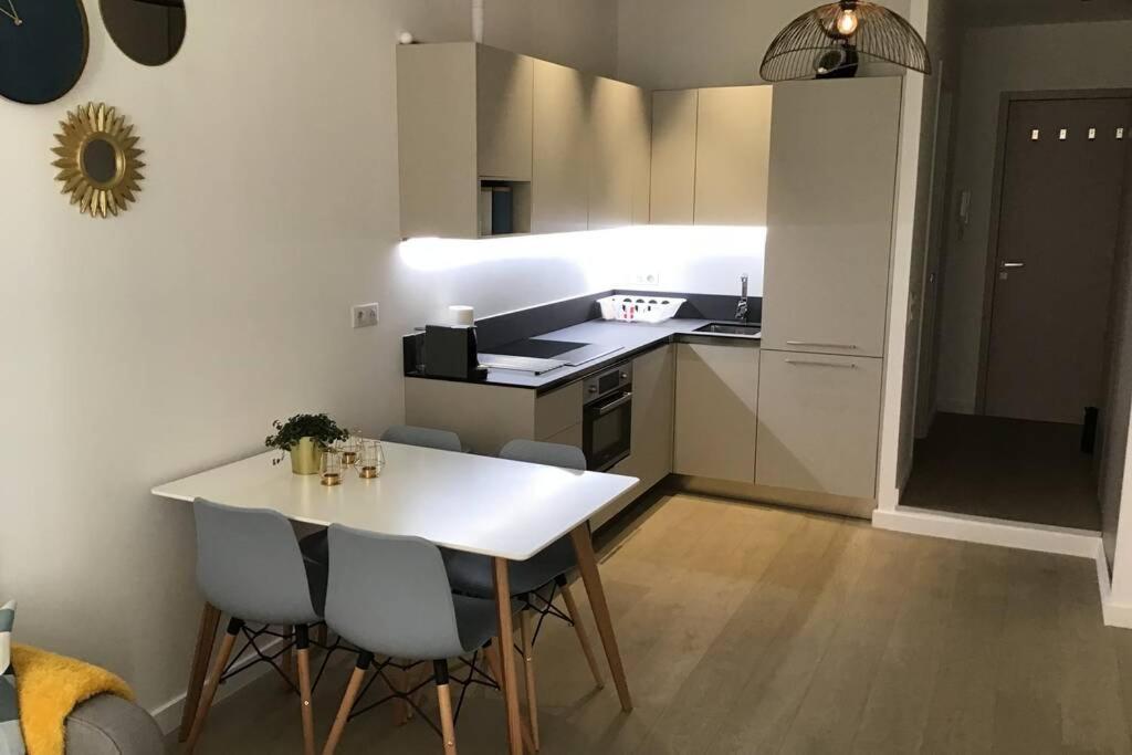 Appartement 2 Chambres Refait A Neuf, Climatise, A 2 Min De La Mer Nice Exterior photo